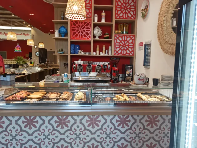 Il banco della caffetteria Bacio di Puglia a Bari