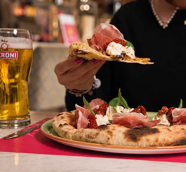 Una pizza dal forno di Bacio di Puglia